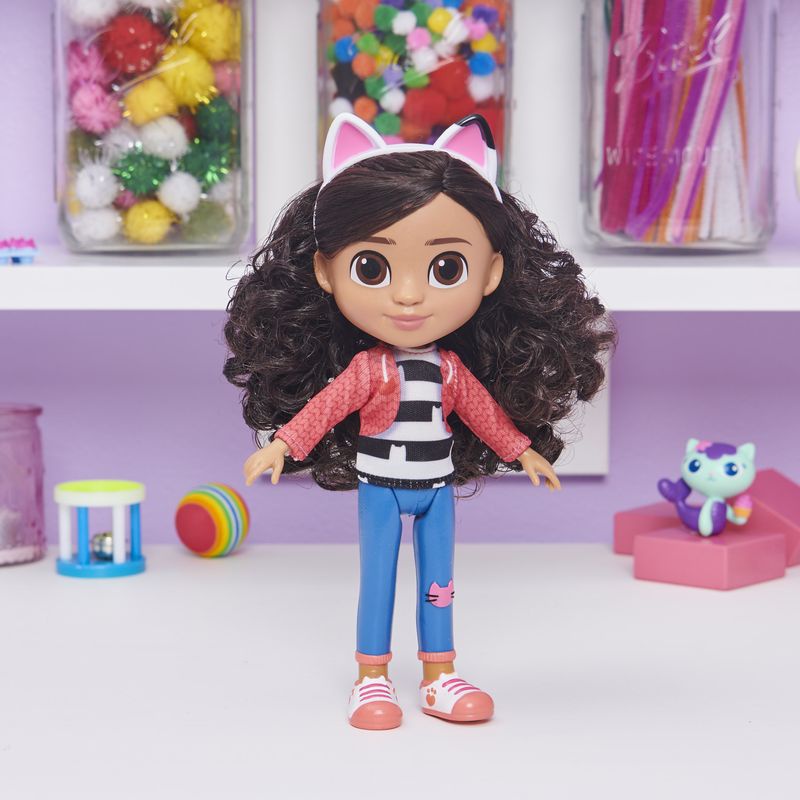 Akcija 1+1 Gabby’s Dollhouse Gabby lutka za razčesavanje + mini figurica u kućici GRATIS
