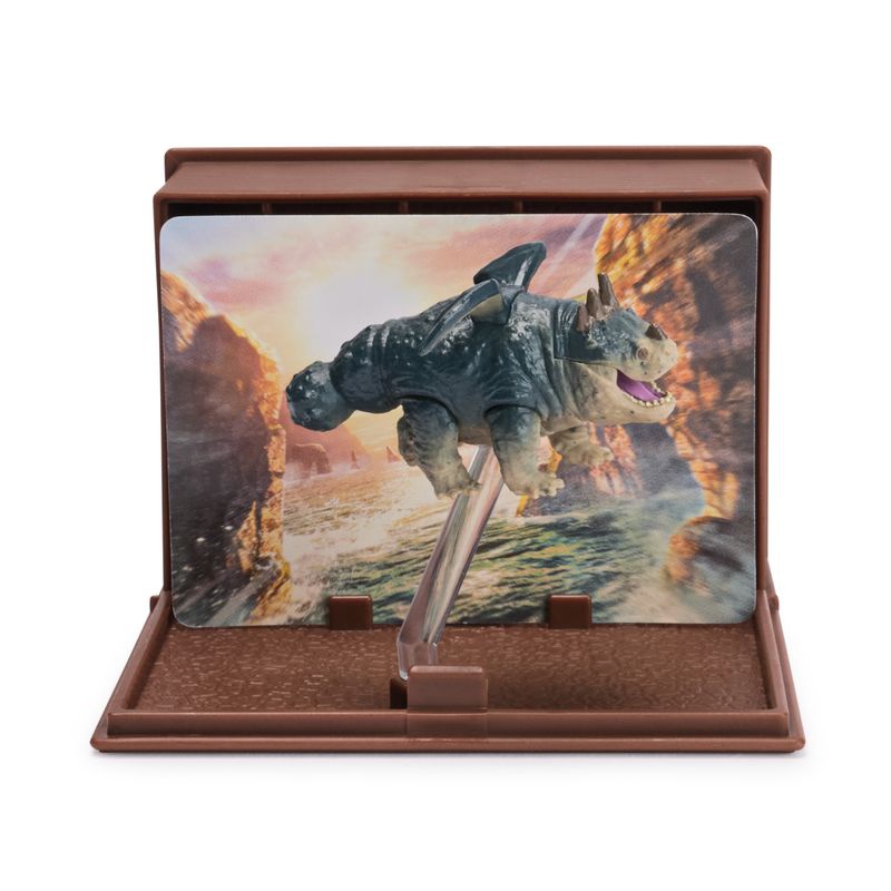 Kako izuriti svojega zmaja figurica s kartami v knjigi zmajev