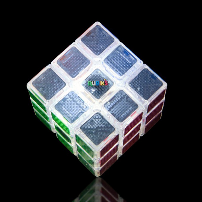 Rubikova kocka 3x3 utripa s svetlobo