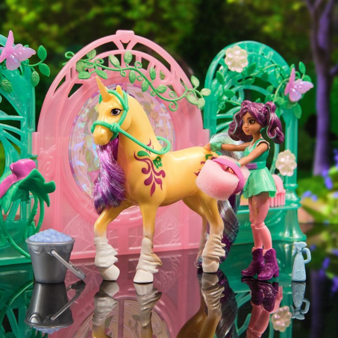 Unicorn Academy mala hlev s punčko Ava in z enorogom Leaf, ki spreminja barve