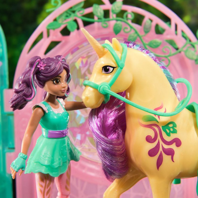 Unicorn Academy mala hlev s punčko Ava in z enorogom Leaf, ki spreminja barve