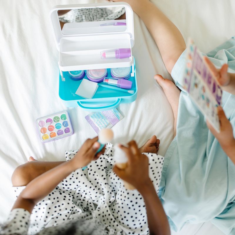 Melissa & Doug igra v kozmetični studio