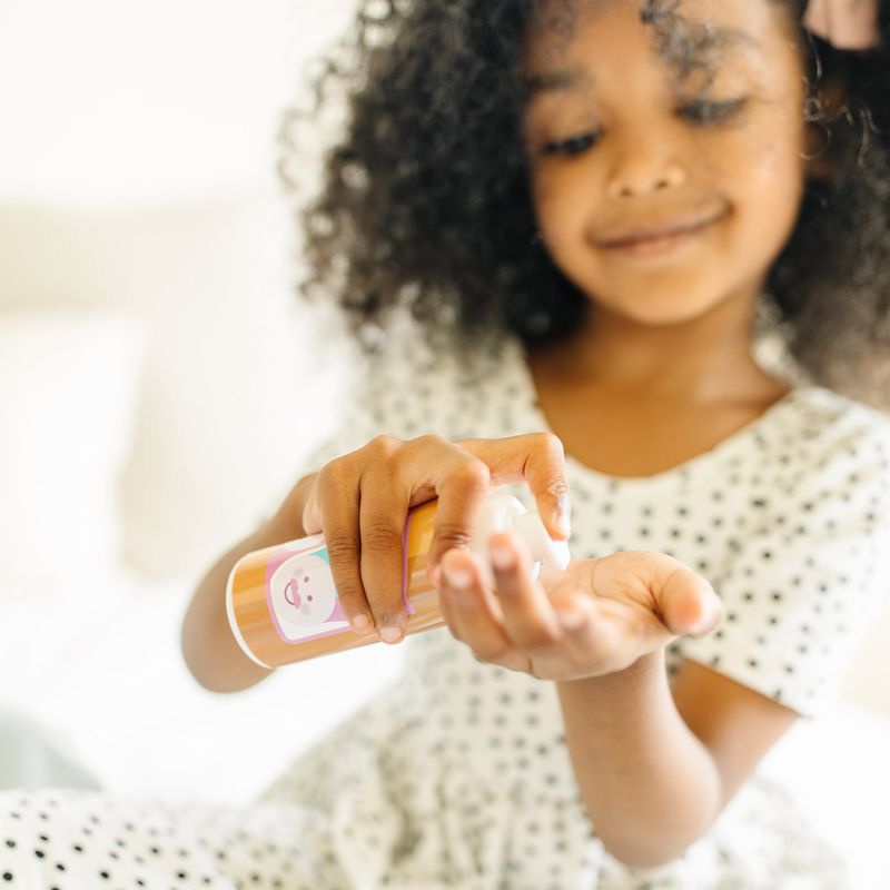 Melissa & Doug igra v kozmetični studio