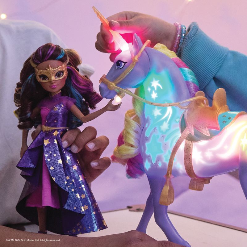 Ugoden set: Unicorn Academy deluxe lutka Sophia 24 cm + ogrlica s prstanom