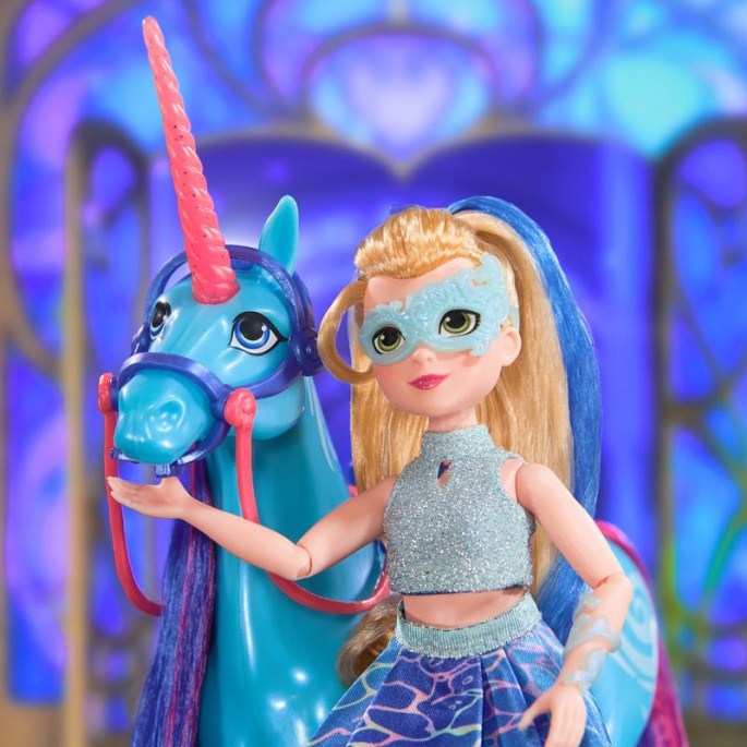 Paket ugodnosti: Unicorn Academy deluxe punčka Isabel 24 cm + ogrlica s prstanom