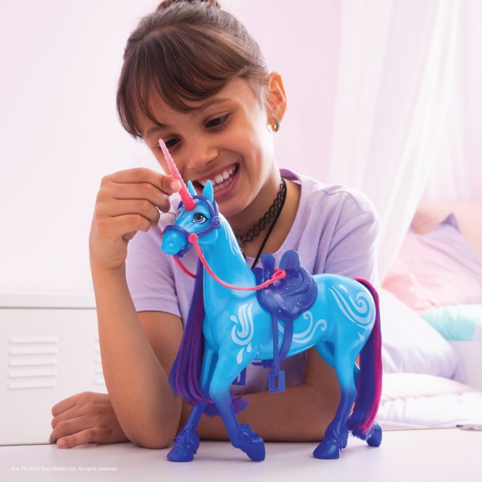 Ugoden set: Unicorn Academy česalni samorog River 28 cm + ogrlica s prstanom