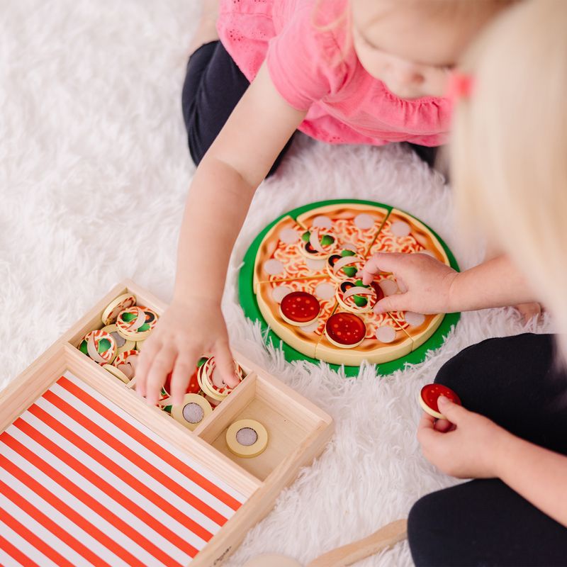 POSEBNA PONUDBA: Melissa & Doug set za pizzaparty + Water WOW pravljice z vodnimi čarovnijami BREZPLAČNO