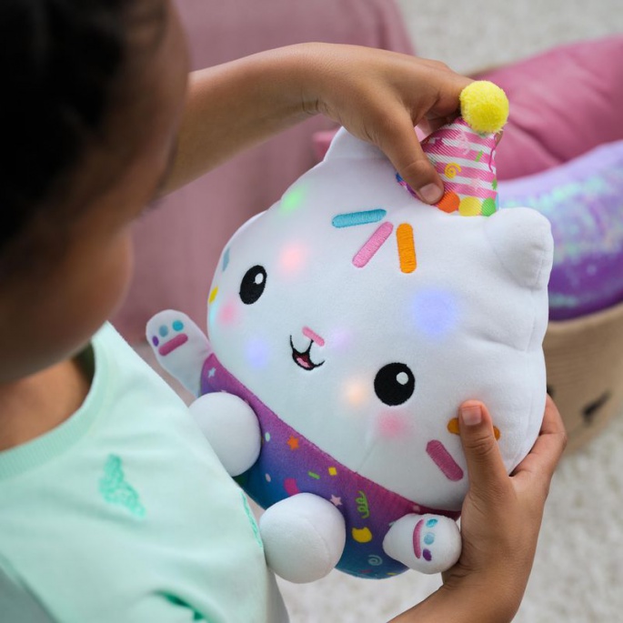 Ugoden set: Gabby’s Dollhouse Cakey plišasta igrača z zvoki + Mercat plišasta igrača s funkcijo