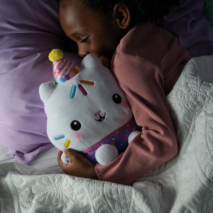 Set Ugodne Cene: Gabby’s Dollhouse Cakey plišasta igračka z zvoki + plišasti DJ Catnip in Mercat