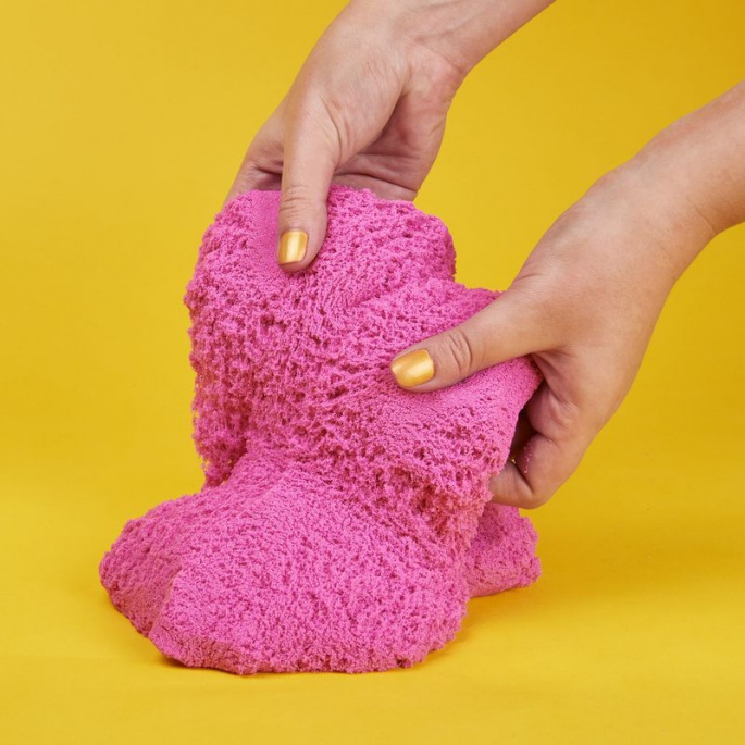 Kinetic Sand paket bleščečega roza peska 0,9 kg