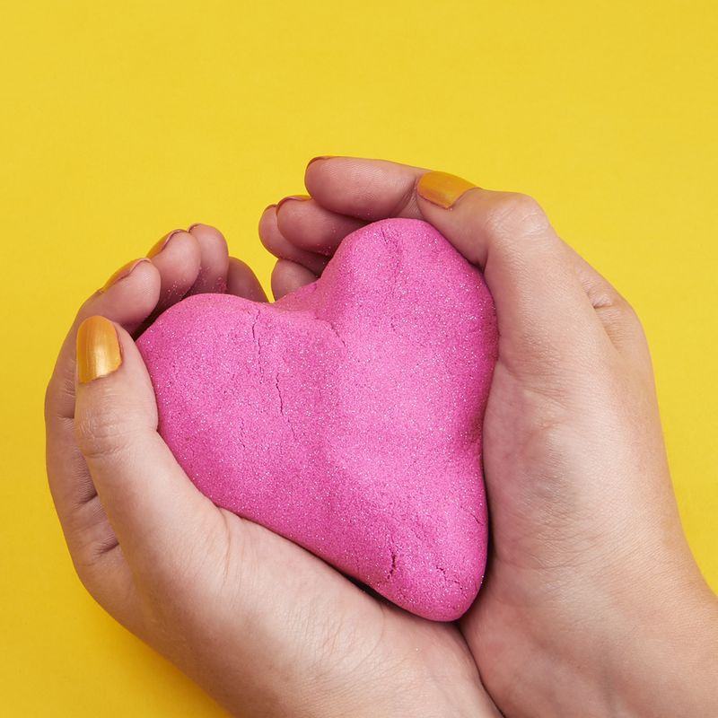 Kinetic Sand paket bleščečega roza peska 0,9 kg