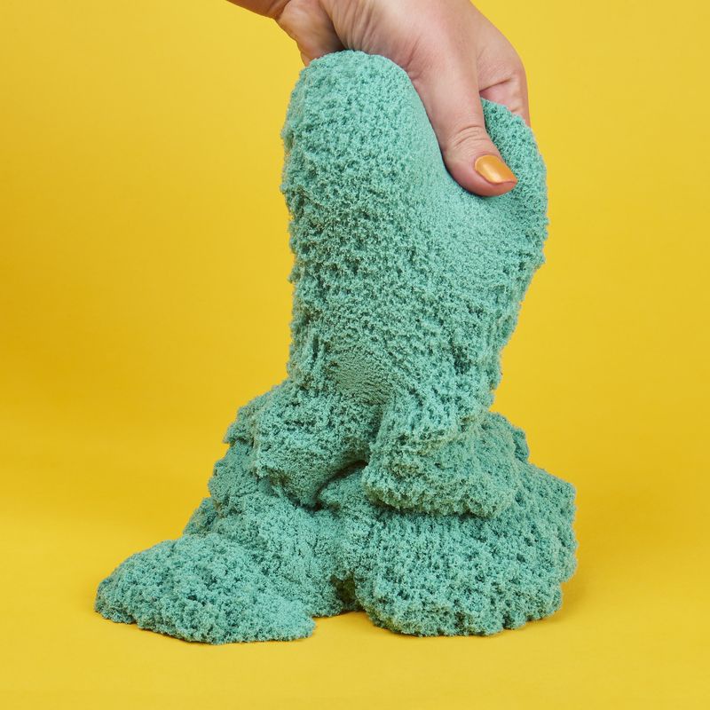 Kinetic Sand paket s svetleče zelenim peskom 0,9 kg