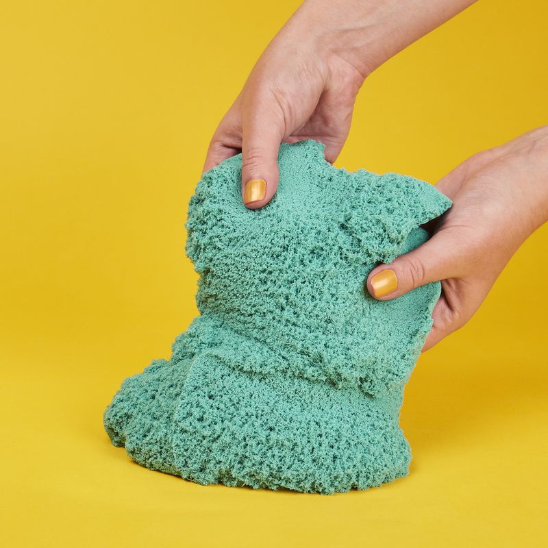 Kinetic Sand paket s svetleče zelenim peskom 0,9 kg