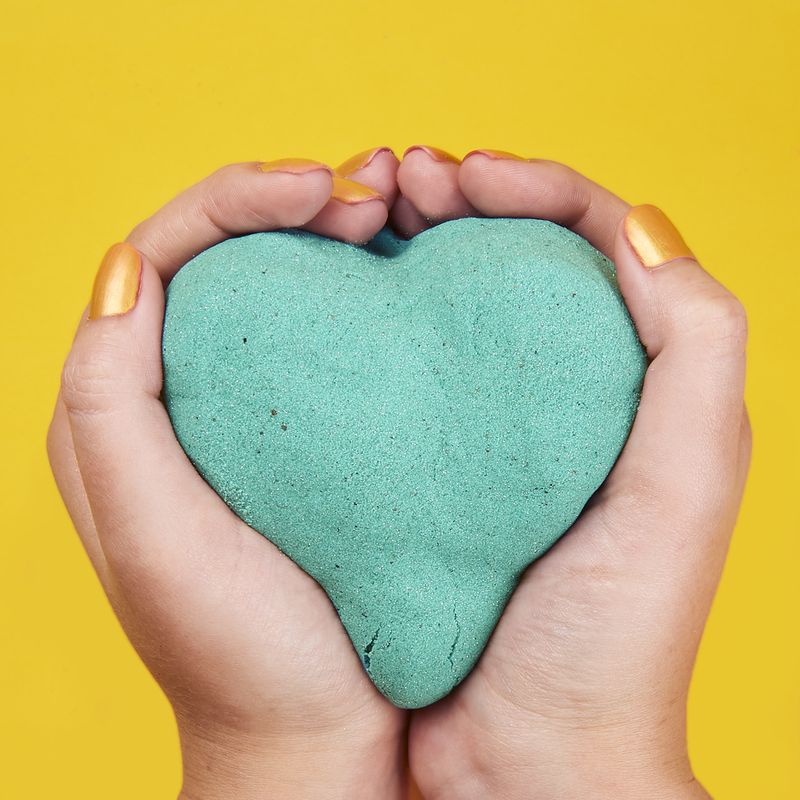 Kinetic Sand paket s svetleče zelenim peskom 0,9 kg