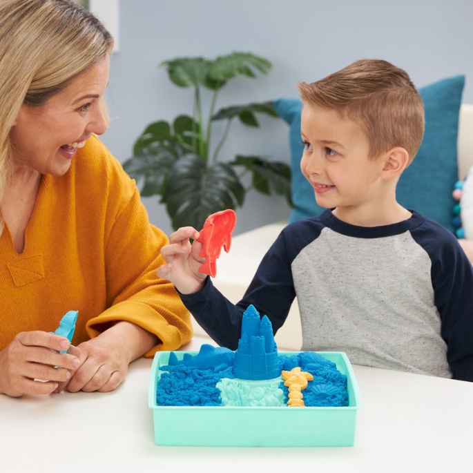 Kinetic Sand škatla z podlogo modro