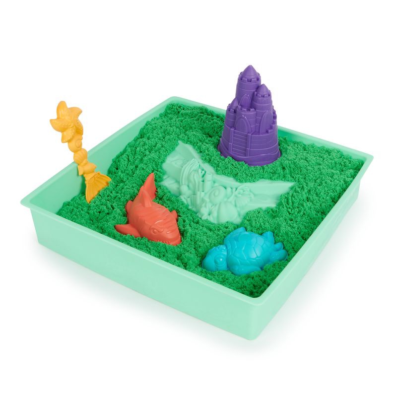 Kinetic Sand škatla z tekočim peskom in zeleno podlago
