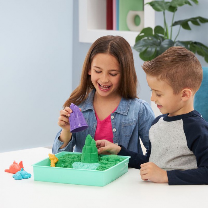 Kinetic Sand škatla z tekočim peskom in zeleno podlago