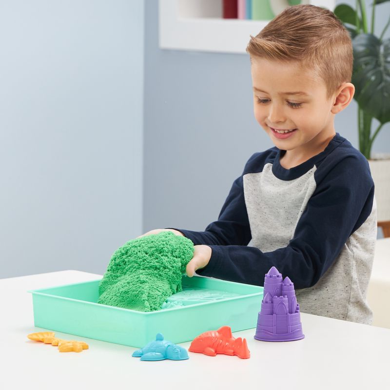 Kinetic Sand škatla z tekočim peskom in zeleno podlago