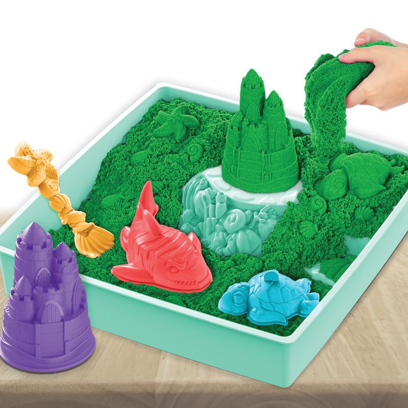 Kinetic Sand škatla z tekočim peskom in zeleno podlago