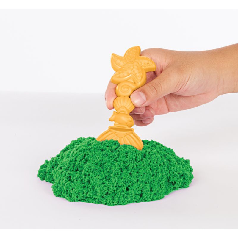 Kinetic Sand škatla z tekočim peskom in zeleno podlago