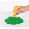 Kinetic Sand škatla z tekočim peskom in zeleno podlago