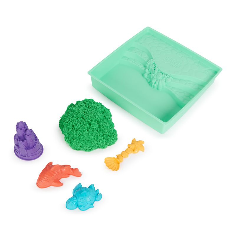 Kinetic Sand škatla z tekočim peskom in zeleno podlago