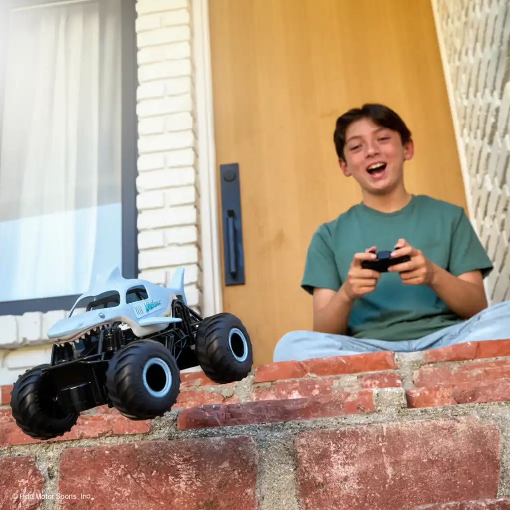 Izvajajte dih jemajoče trike in obvladujte gravitacijo.