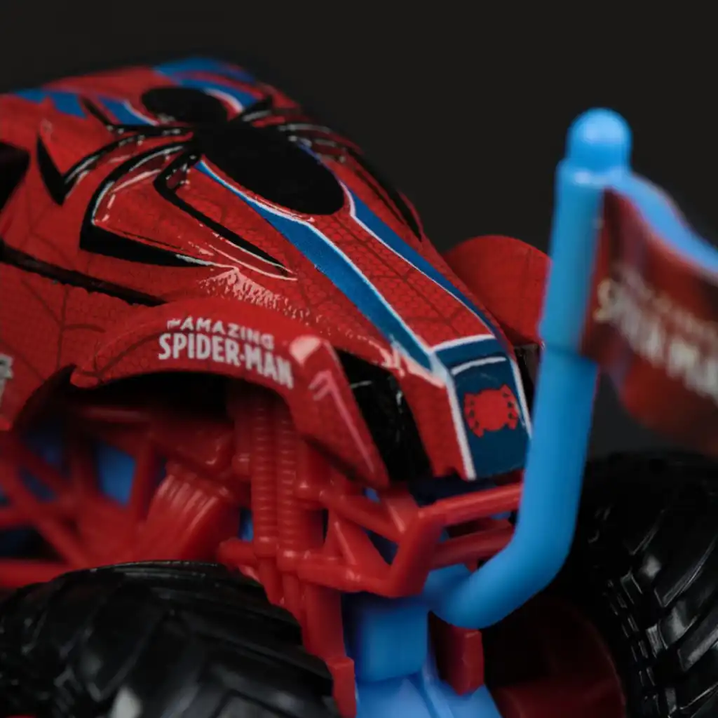Ustvarite svoje epske kose z monster truckom Spider-Man.