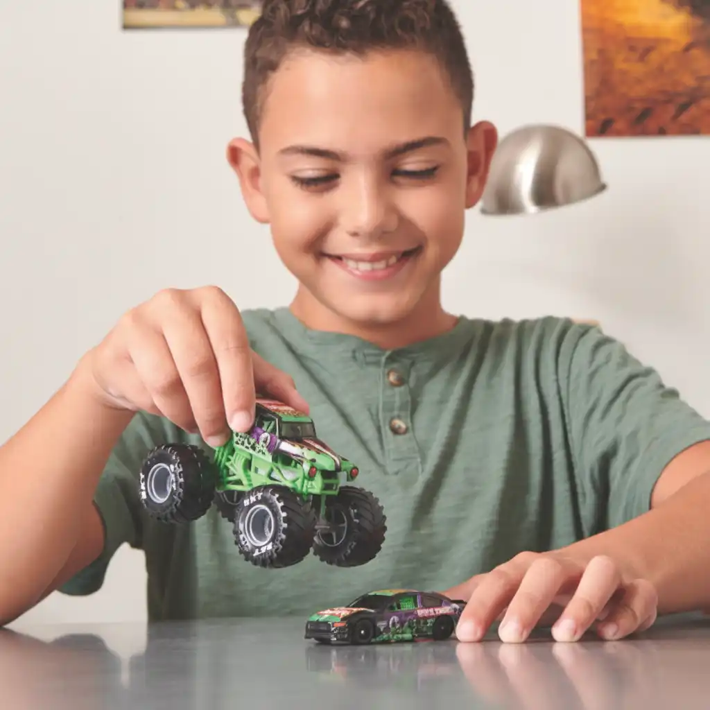 Neskončna zabava pri ustvarjanju lastnih Monster Jam zgodb.