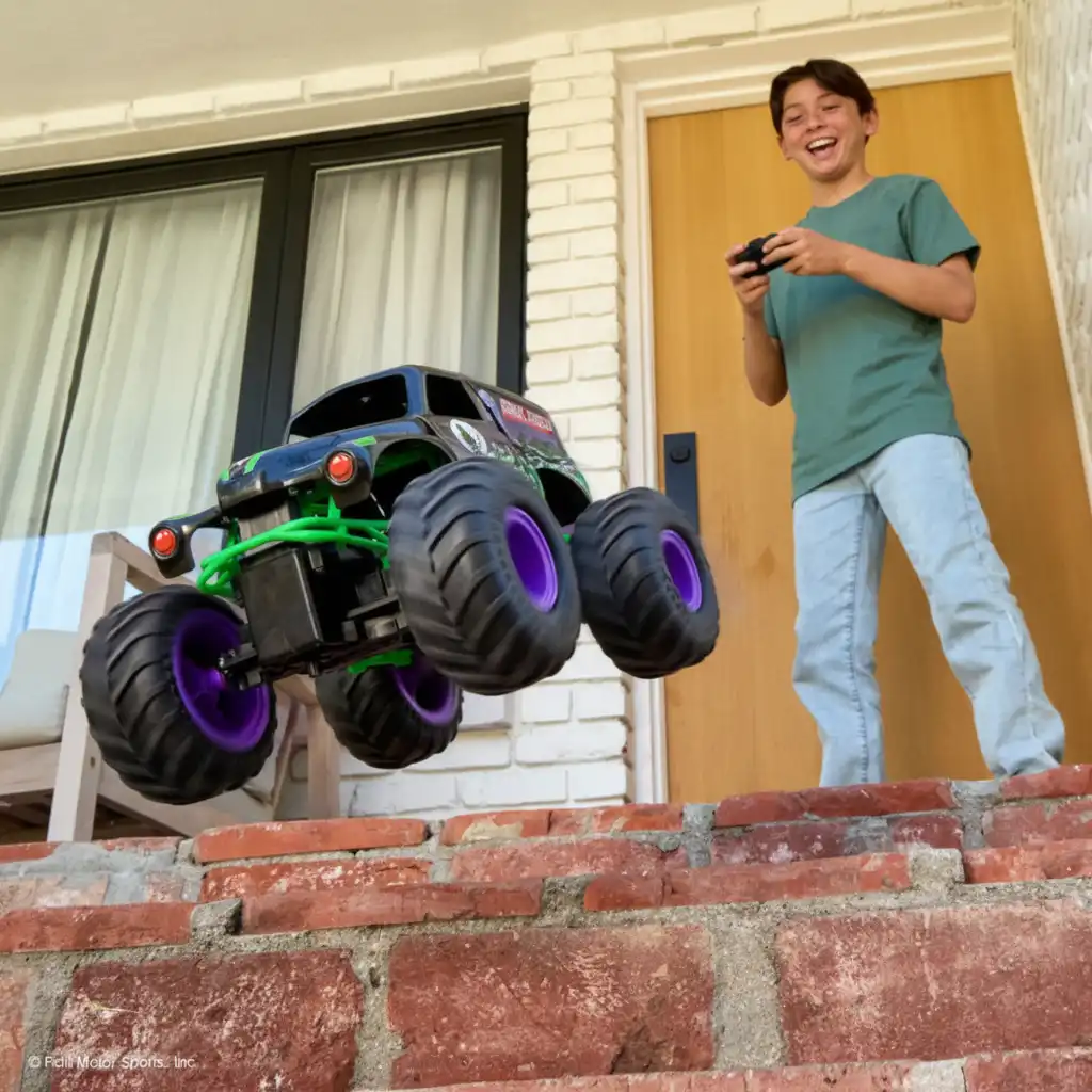 Ustvari svoj Monster Jam areno polno ovir!
