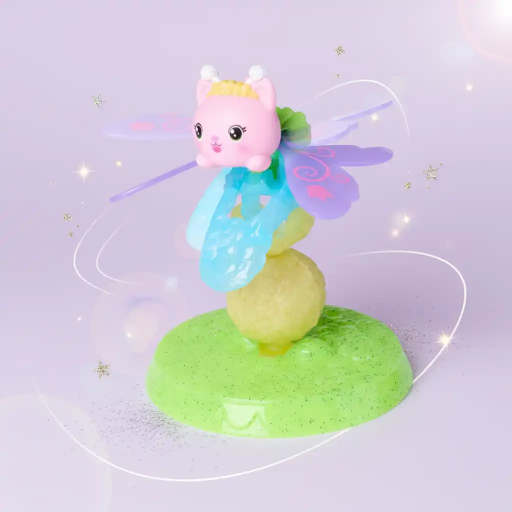 Podroben prikaz figurice vile Mačke s funkcionalnimi krili.