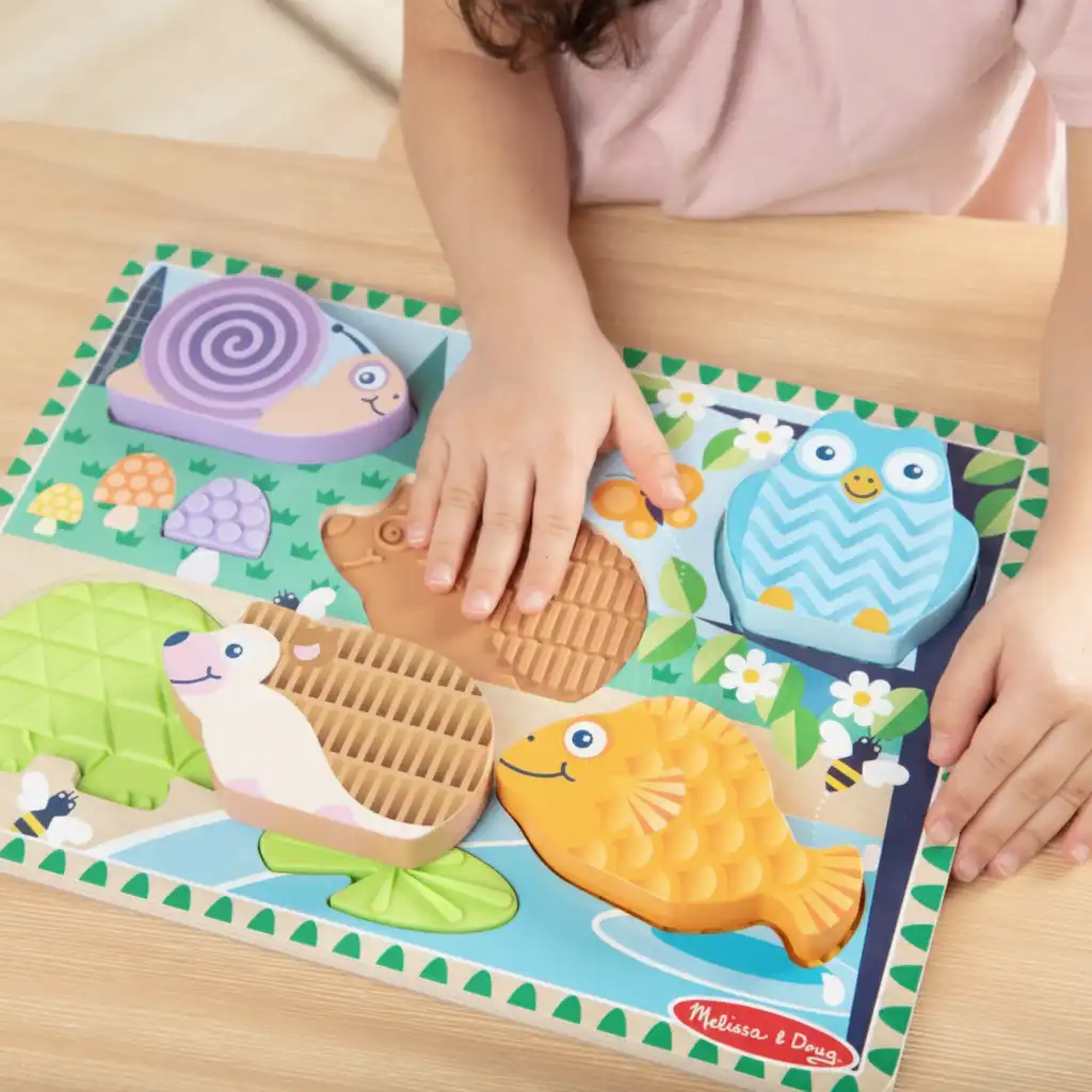 Razvoj fine Motor zahvaljujoč lahko prijemljivim kosom.